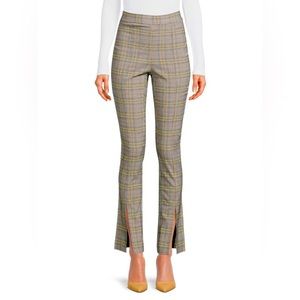 Made from soft stretch fabric, these ankle pants are fitted with slit ankles.